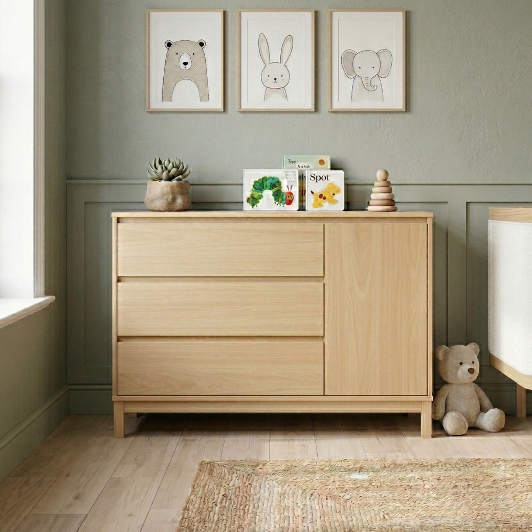 Cômoda 3 gavetas e uma porta lateral Linha Soley.