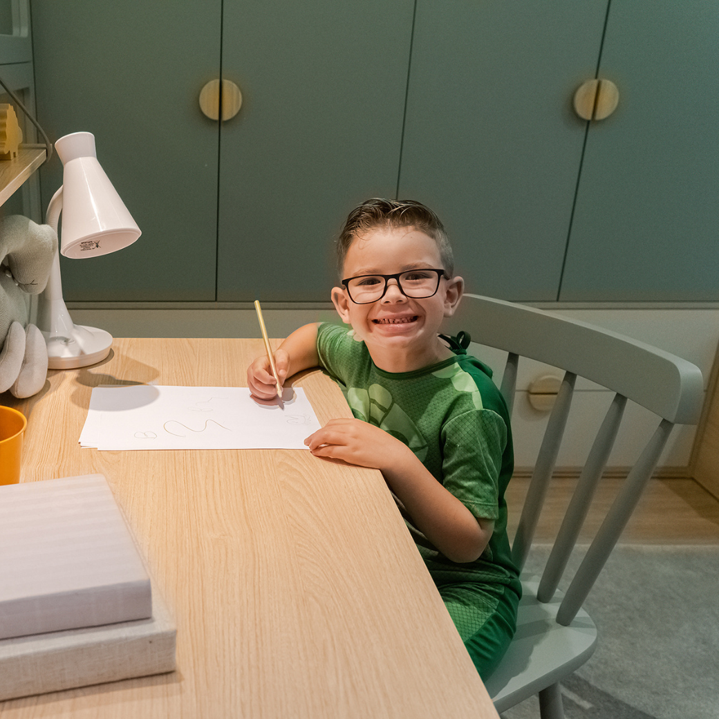 Escrivaninha Infantil em MDF com Duas Gavetas Linha Arcos