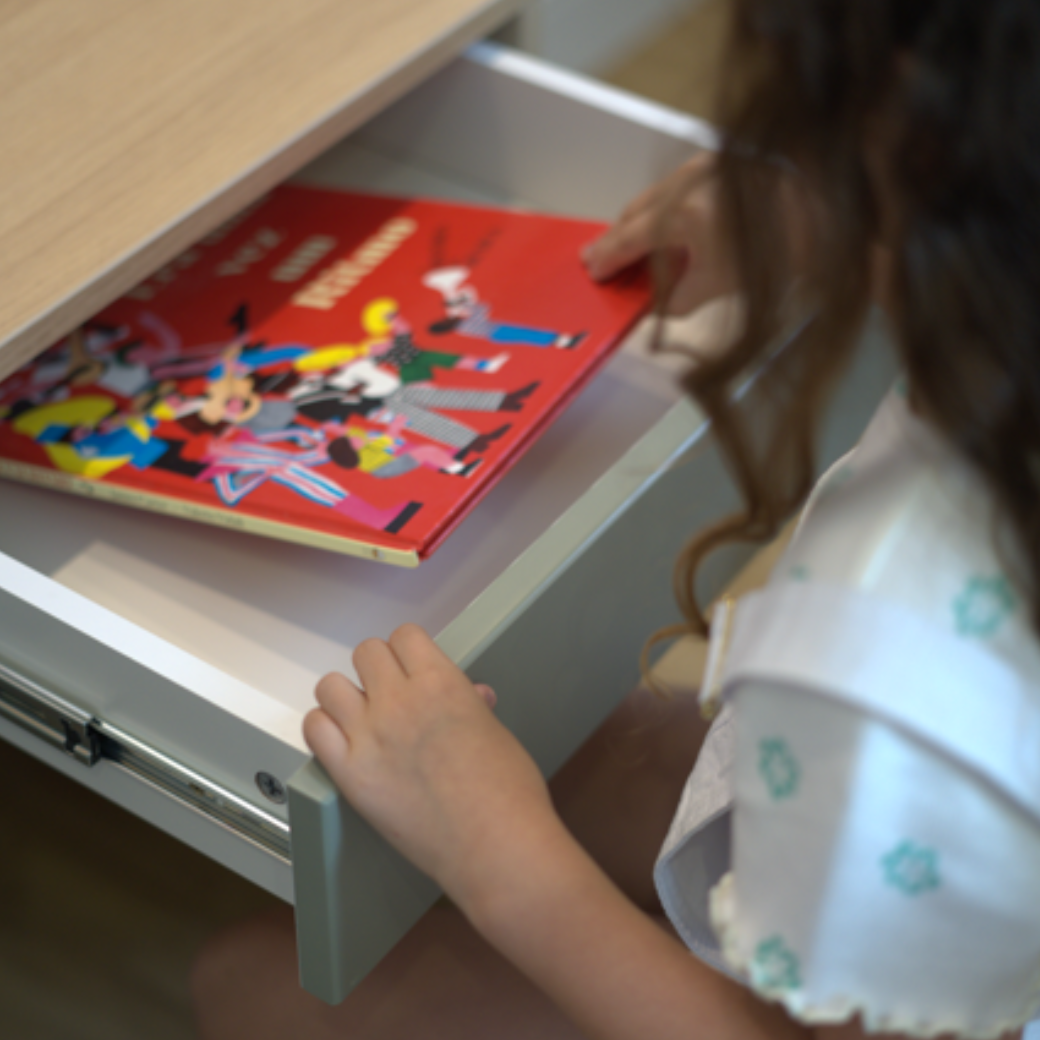 Mesa de estudos infantil Linha Arcos com acabamento premium
