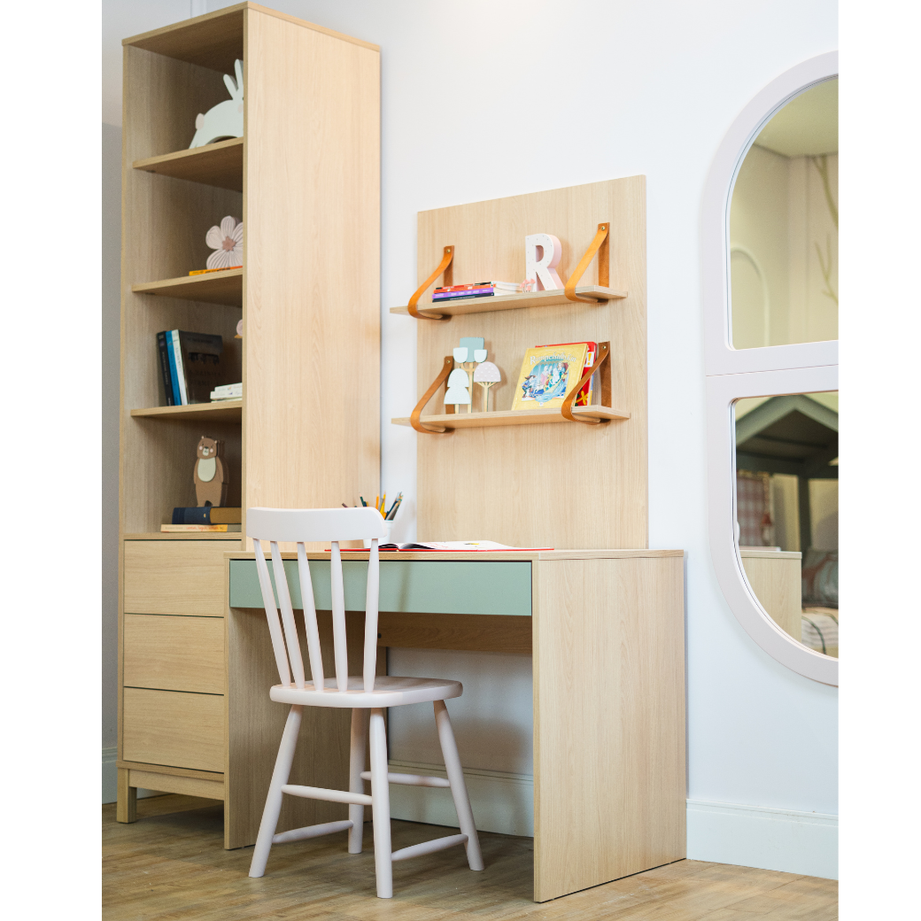 Conjunto  Quater Móveis, torre organizadora, painel, escrivaninha e cadeira.