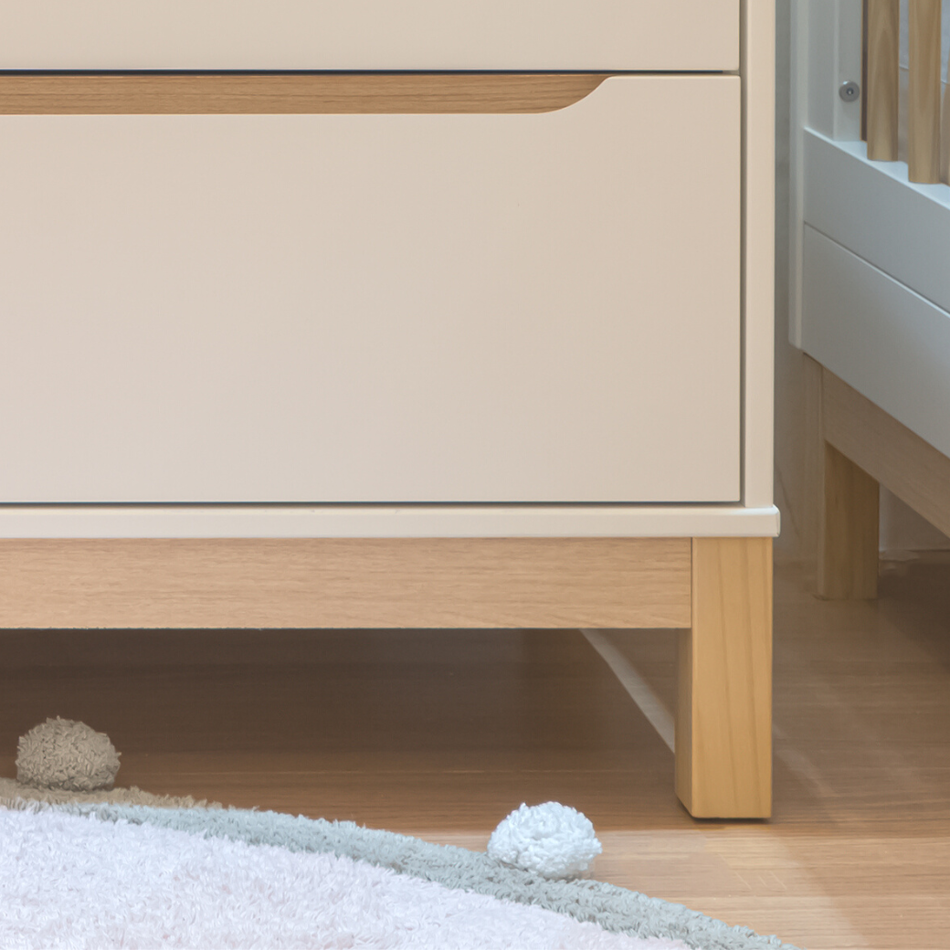 Detalhe dos pés em madeira maciça da cômoda cozy da Marca Quater.