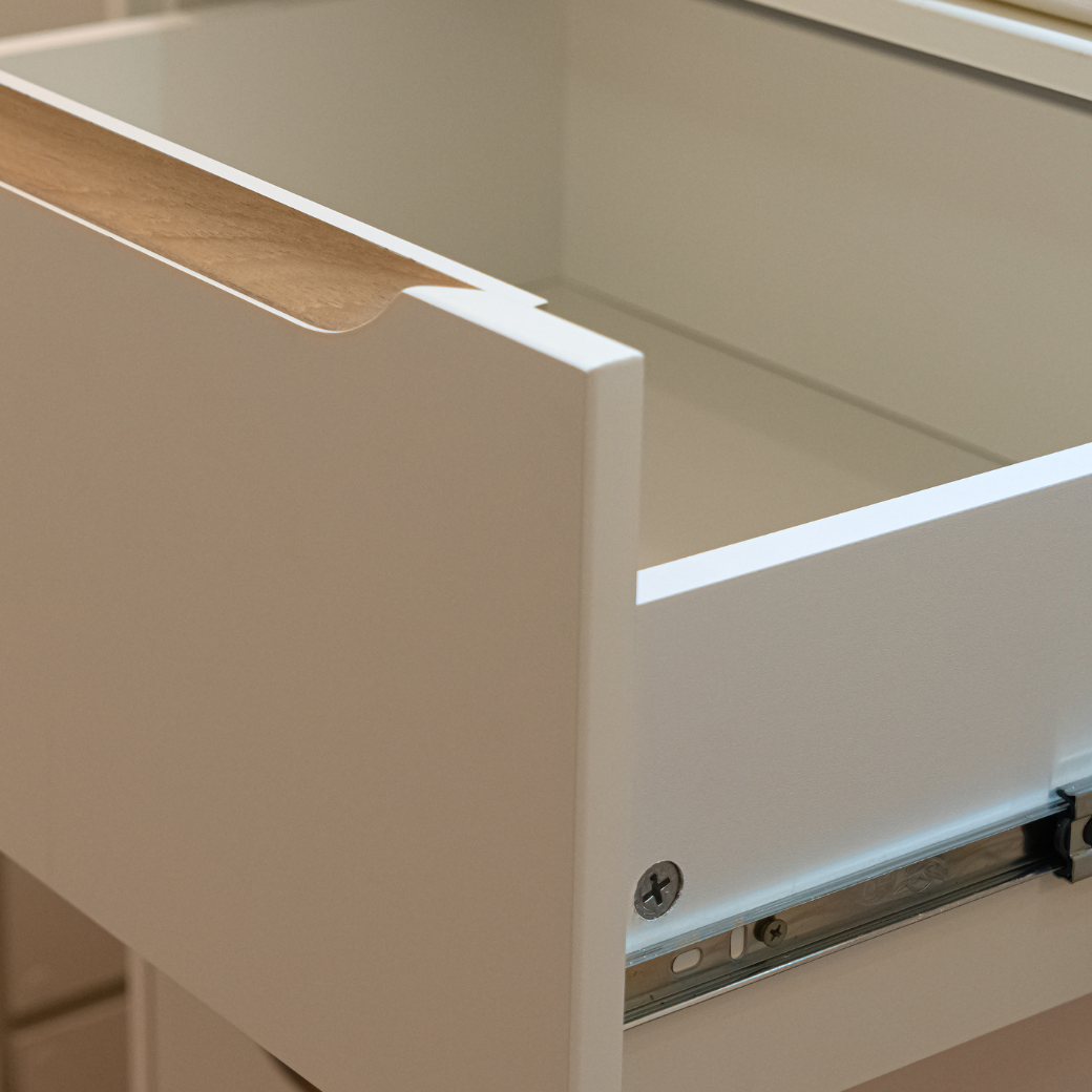 Detalhe das gavetas da cômoda 6 gavetas Cozy Quater.