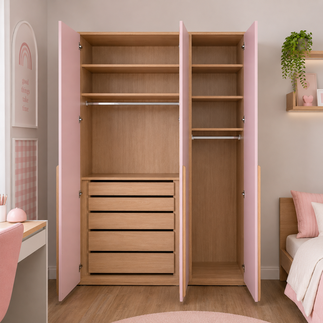 O interior do guarda-roupa Join foi pensado para otimizar a organização, contando com cabideiros, prateleiras amplas e gavetas espaçosas.