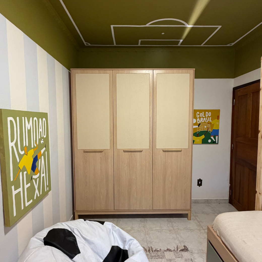 O Guarda-Roupa Infantil Indy 3 Portas com Palhinha na cor Carvalho Malva une elegância, funcionalidade e um design atemporal para compor quartos infantis cheios de charme.