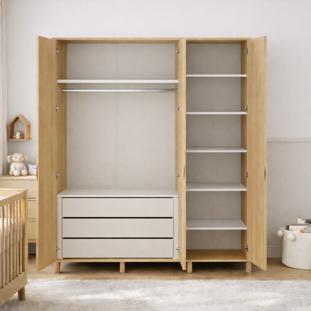Guarda-roupa Paglia 3 portas em madeira clara com palhinha natural. Interior completo com cabideiro, prateleiras e gavetas para organizar o quarto do bebê.