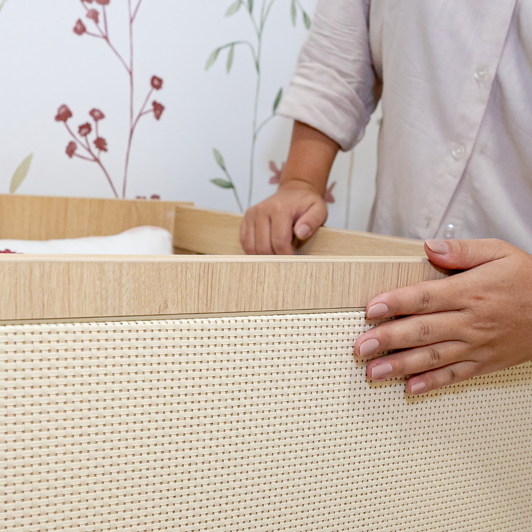 Conjunto Quarto de Bebê Indy – Berço Americano + Cômoda com Porta e Gavetas em MDF com Palhinha Natural