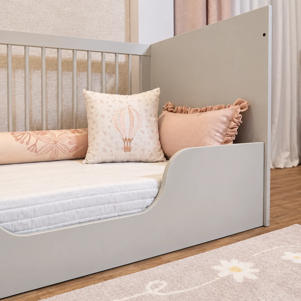 Quarto de Bebê Completo Areia Berço Evolutivo 2 em 1 e Cômoda 4 Gavetas