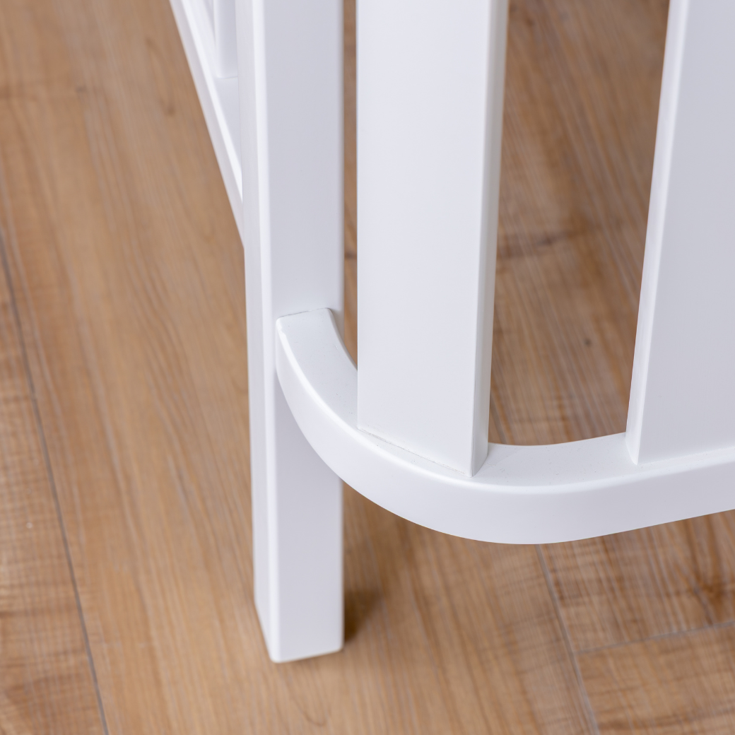 Detalhes do berço branco da linha softy