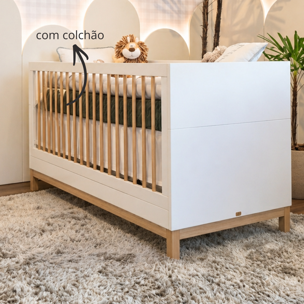 Berço com colchão incluso em um quarto clean.