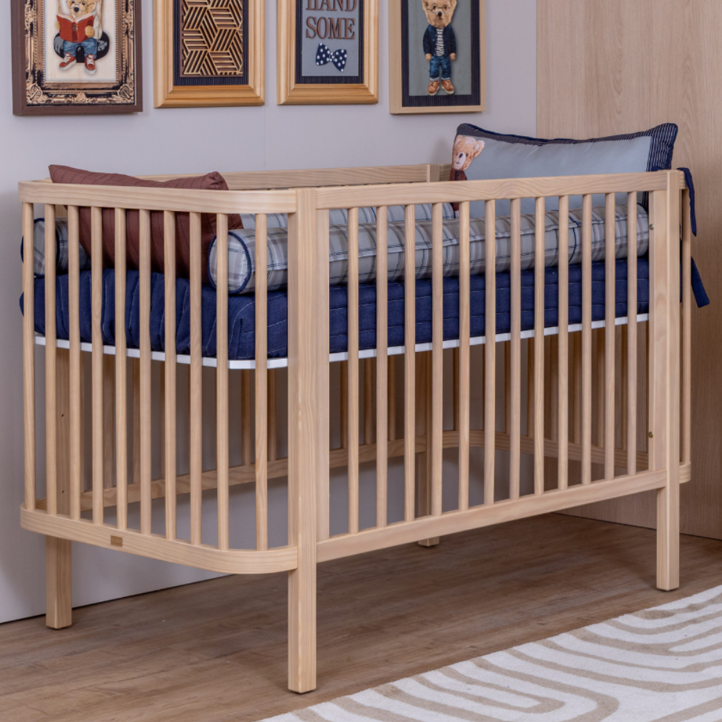 Berço de Madeira Maciça alto padrão quater móveis.