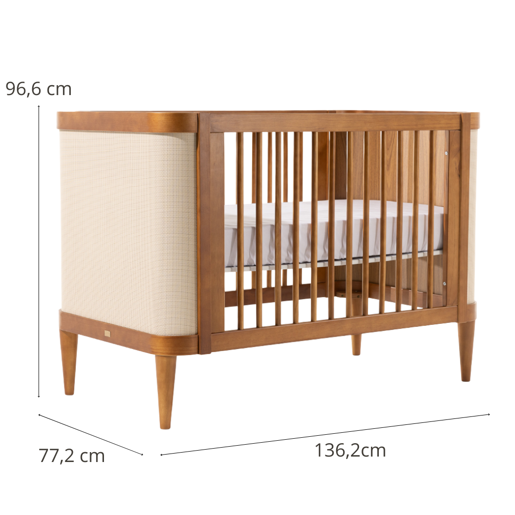 Berço com altura ideal que traz praticidade e conforto para a mamãe nos cuidados com o bebê. 