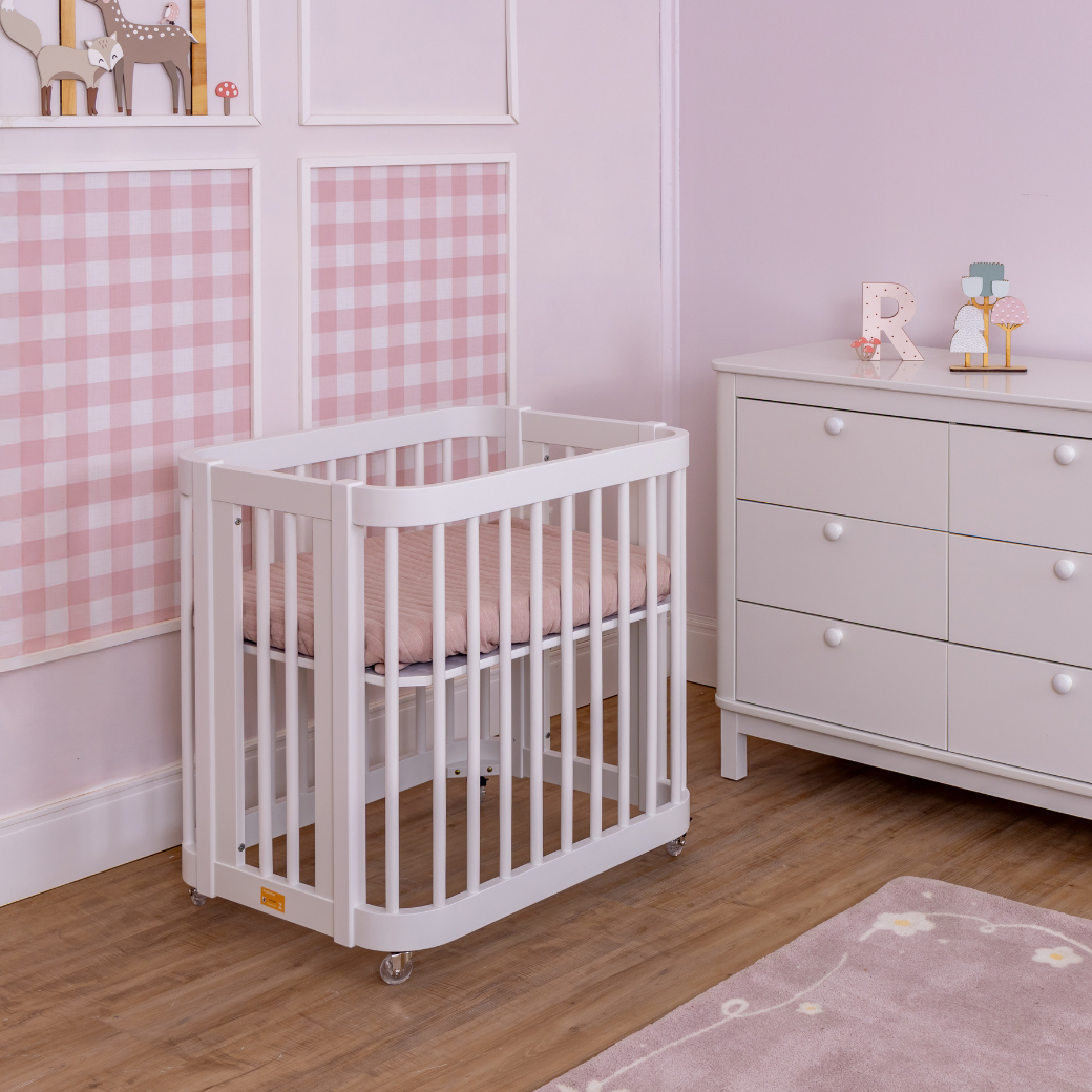 berço americano branco com mini berço e mini cama