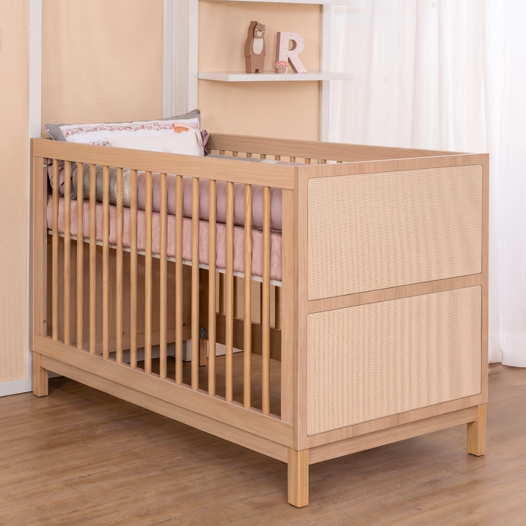 Berço Design sofisticado com palhinha natural e madeira clara
Elegância e conforto para o quarto do seu bebê