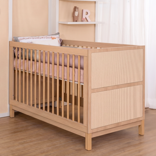 Berço Design sofisticado com palhinha natural e madeira clara
Elegância e conforto para o quarto do seu bebê