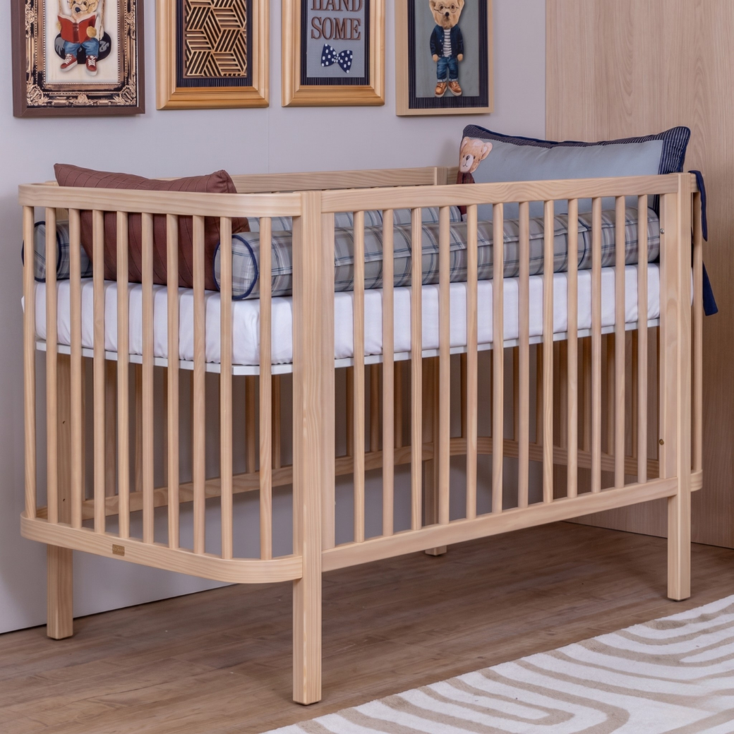 Berço Alto Padrão fabricado em Madeira Maciça Linha kurve Marca Quater Móveis.
