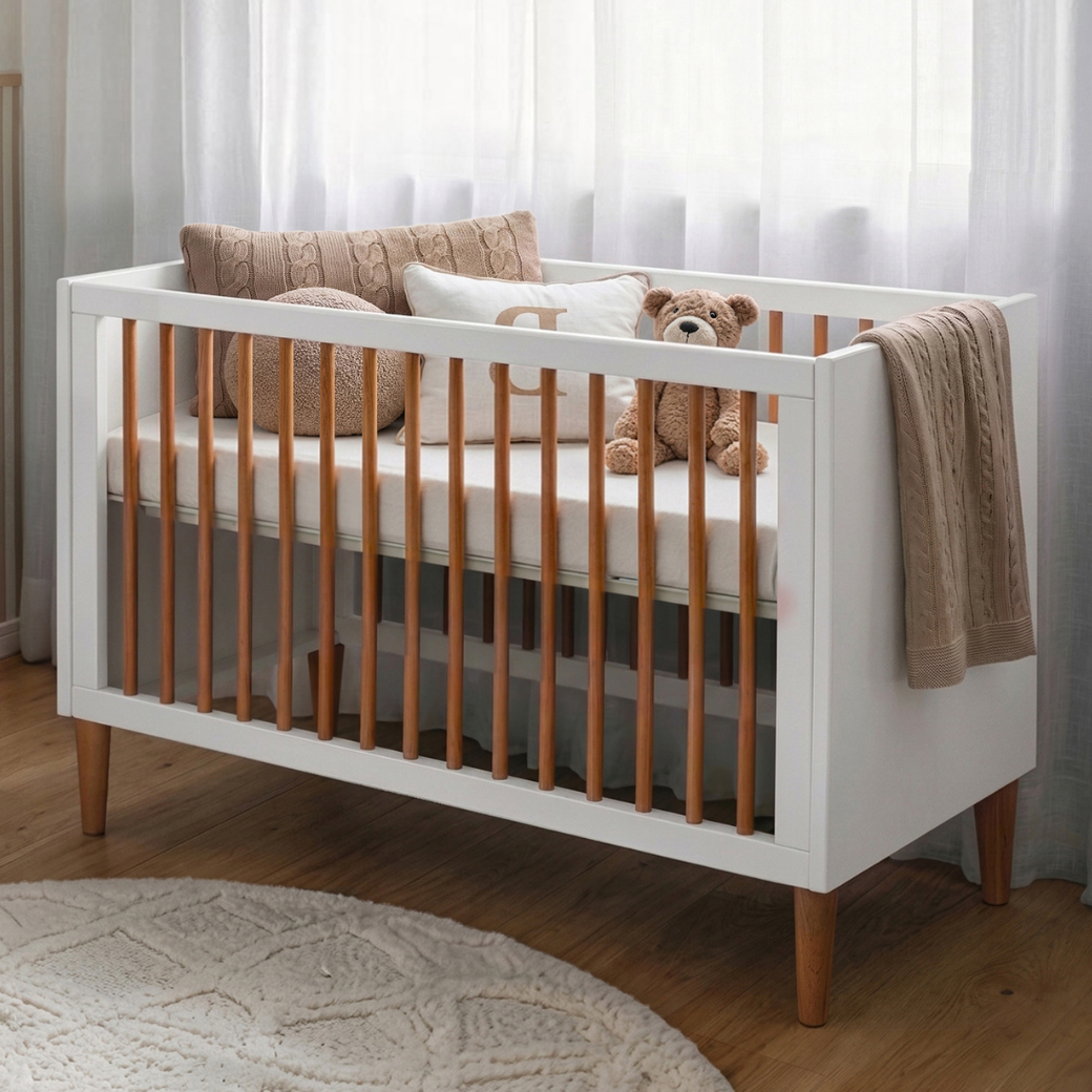 Conjunto Berço 2 em 1 e Cômoda 4 Gavetas MDF e Madeira Maciça | Branco com Nogueira