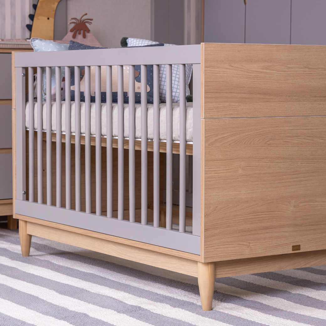 Quarto Completo Berço Cômoda e Guarda Roupa | Cinza com Carvalho Malva