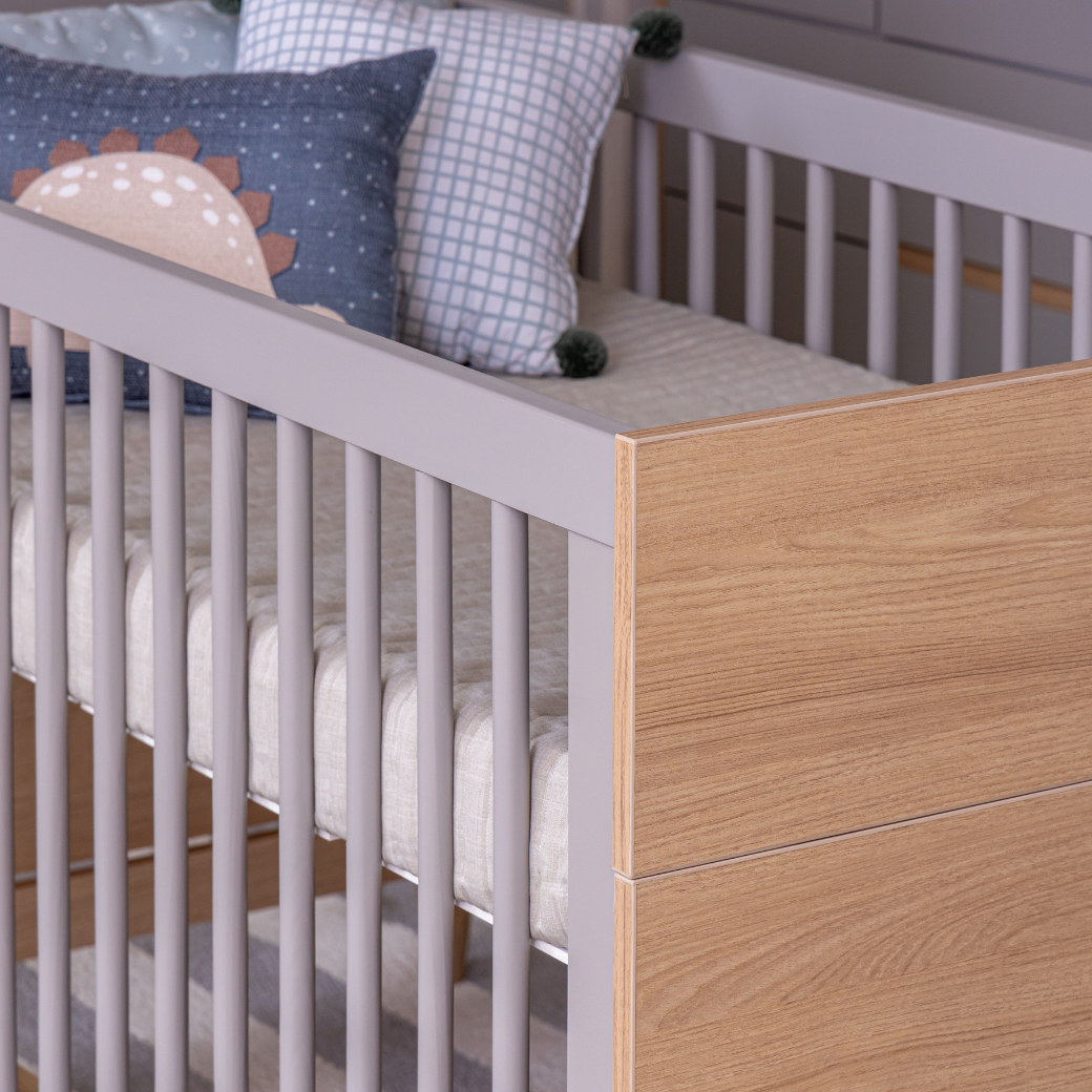 Conjunto Berço e Cômoda Tomi – Linha Infantil em Cinza e Carvalho Malva