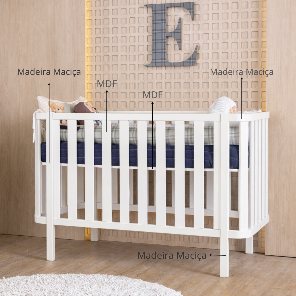 Berço com detalhes do material, sendo estrutura em Madeira Maciça e grades do berço em MDF.