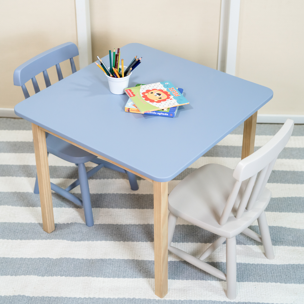 A Mesa Infantil Minimalista foi criada para ser o espaço ideal de aprendizado, criatividade e diversão das crianças. Nessa imagem além da mesa conta com duas cadeirinhas infantis.