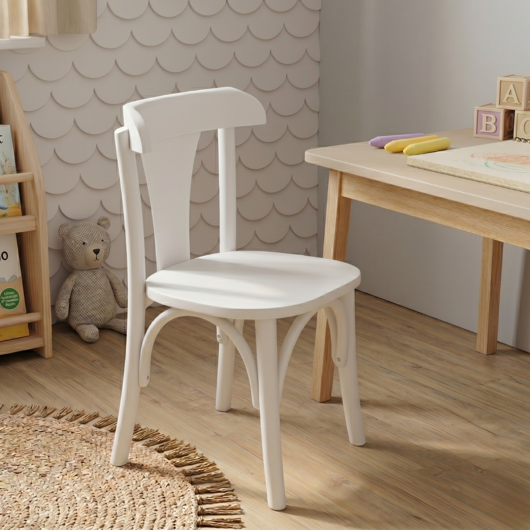 Cadeira Infantil laqueada branco fosco  Feito à mão para pequenos grandes momentos.