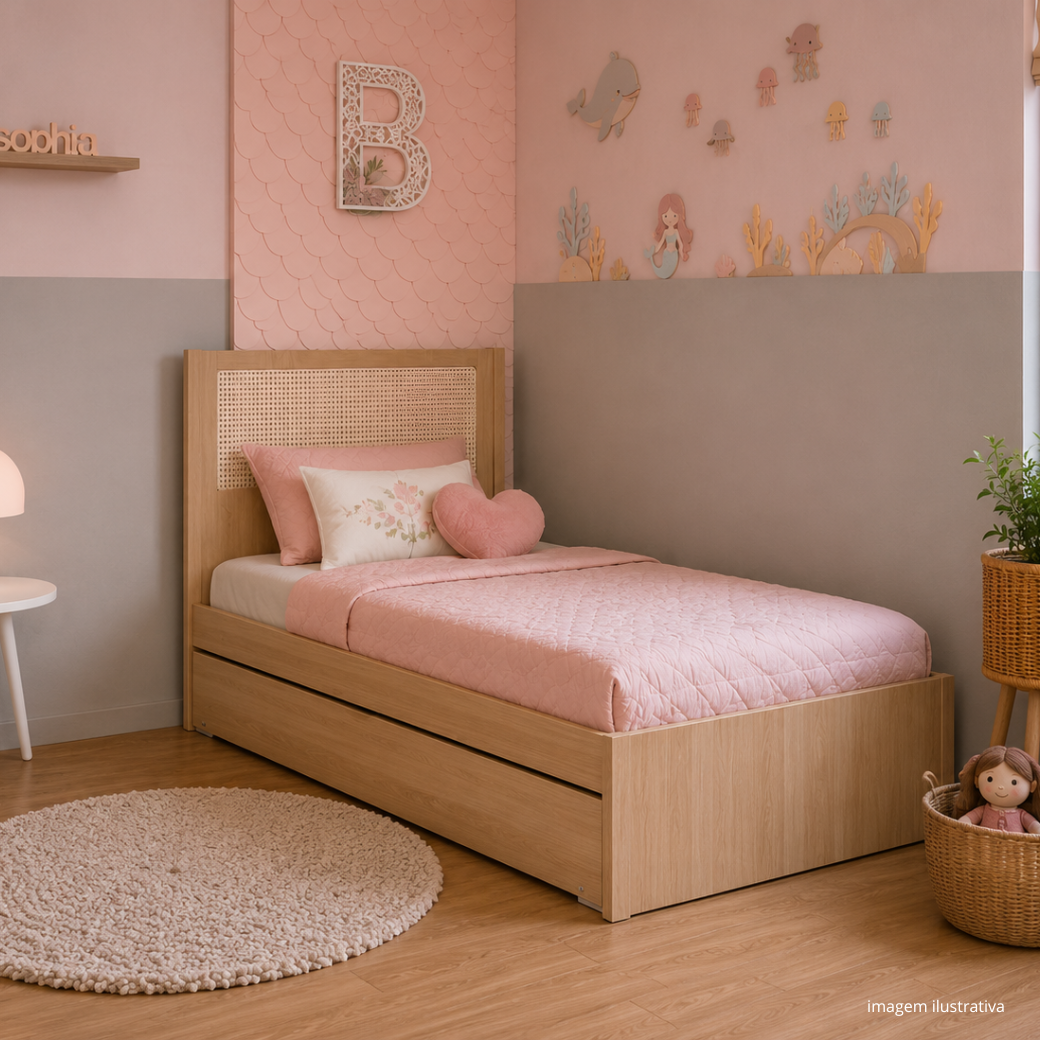 Com acabamento em Carvalho Malva e detalhes em rattan, a Bicama Indy transforma o quarto em um ambiente moderno, leve e cheio de personalidade.