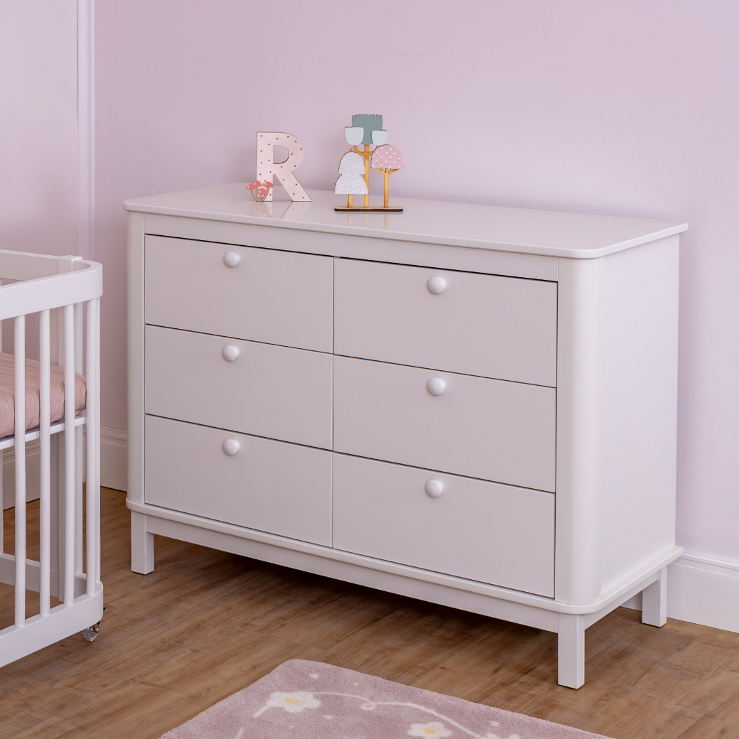Cômoda Branco Quater para famílias que valorizam qualidade real, segurança e móvel feito para durar por muitos anos — não apenas para os primeiros meses do bebê.