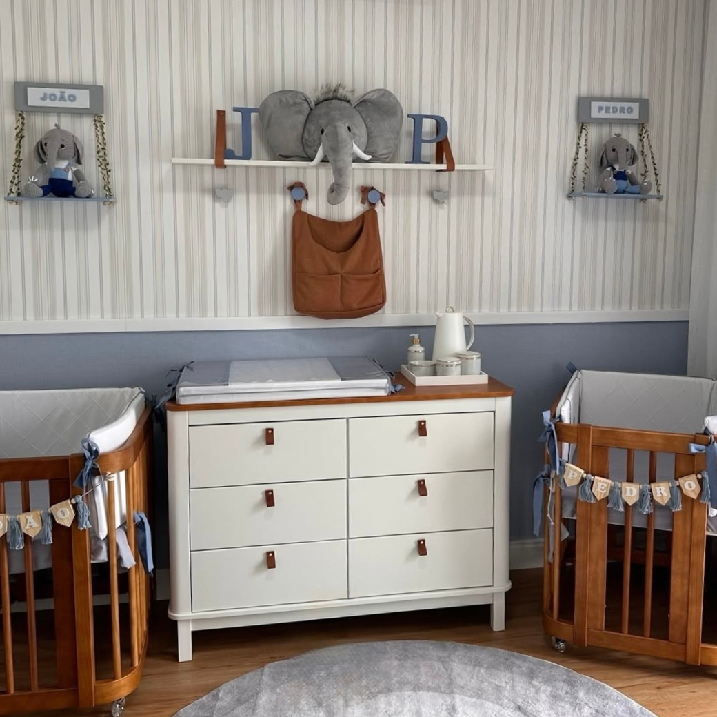 Quarto de Bebê Menino tema Elefante. Com nossa cômoda cromo em Madeira e MDF e o Berço evolutivo, nessa foto está montada a primeira fase do berço que seria o mini berço.