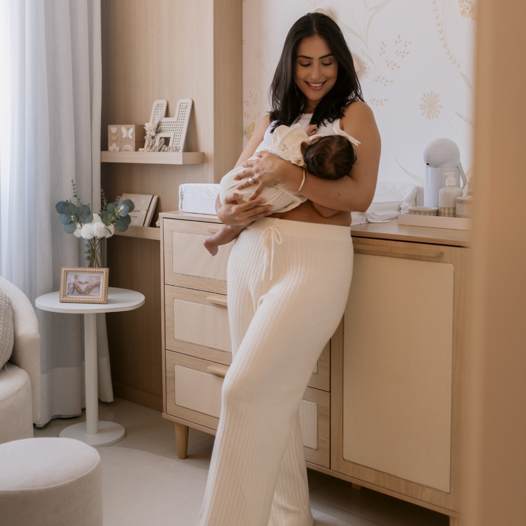 Berço 2 em 1 e Cômoda com Porta Madeira e Palinha | Linha Paglia