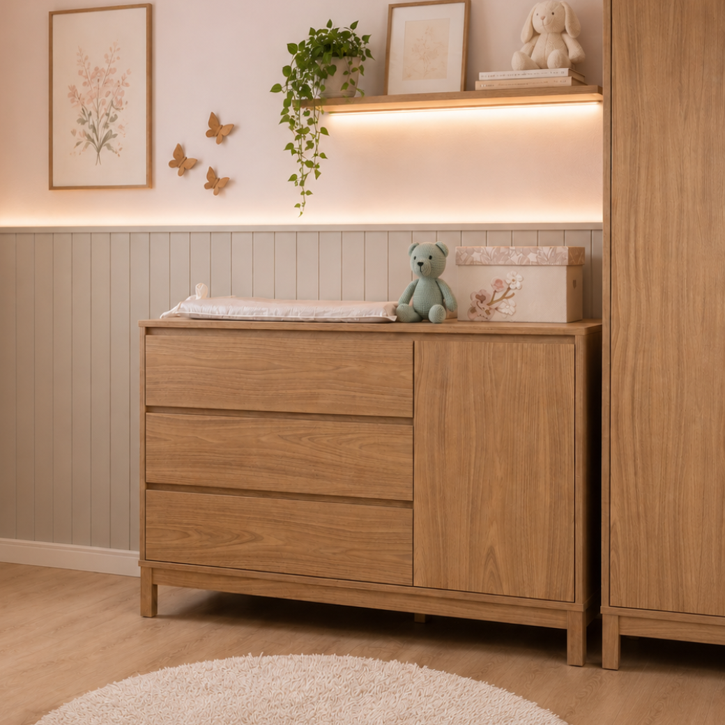 A cômoda Soley possui espaço ideal para utilizar o trocador do bebê.