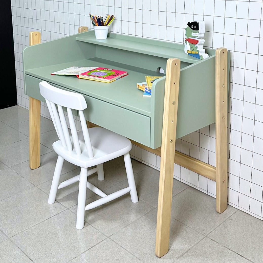 Compacta e versátil, a escrivaninha é uma excelente opção para criar um cantinho de estudos confortável e inspirador, incentivando momentos de aprendizado e diversão com muito mais praticidade.
