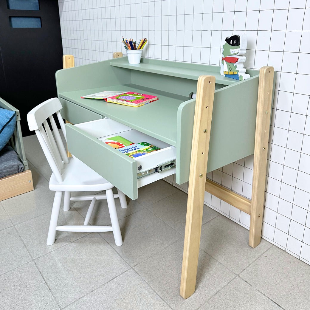 A escrivaninha tem design moderno e funcional combina perfeitamente com diferentes estilos de quarto infantil, trazendo mais organização e aconchego ao ambiente.