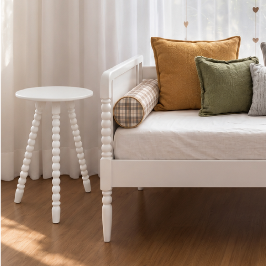 Mesa Lateral de Apoio em Madeira Maciça com Design Torneado | Linha Solene