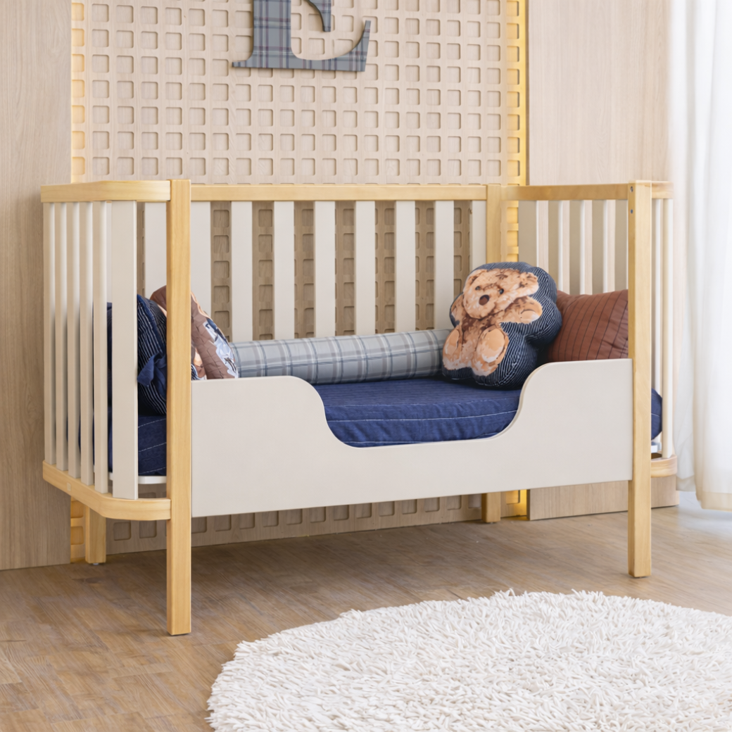 O berço pode se integrar ao quarto com o mesmo charme e funcionalidade ao longo do tempo, pois vira uma mini cama com proteção lateral.