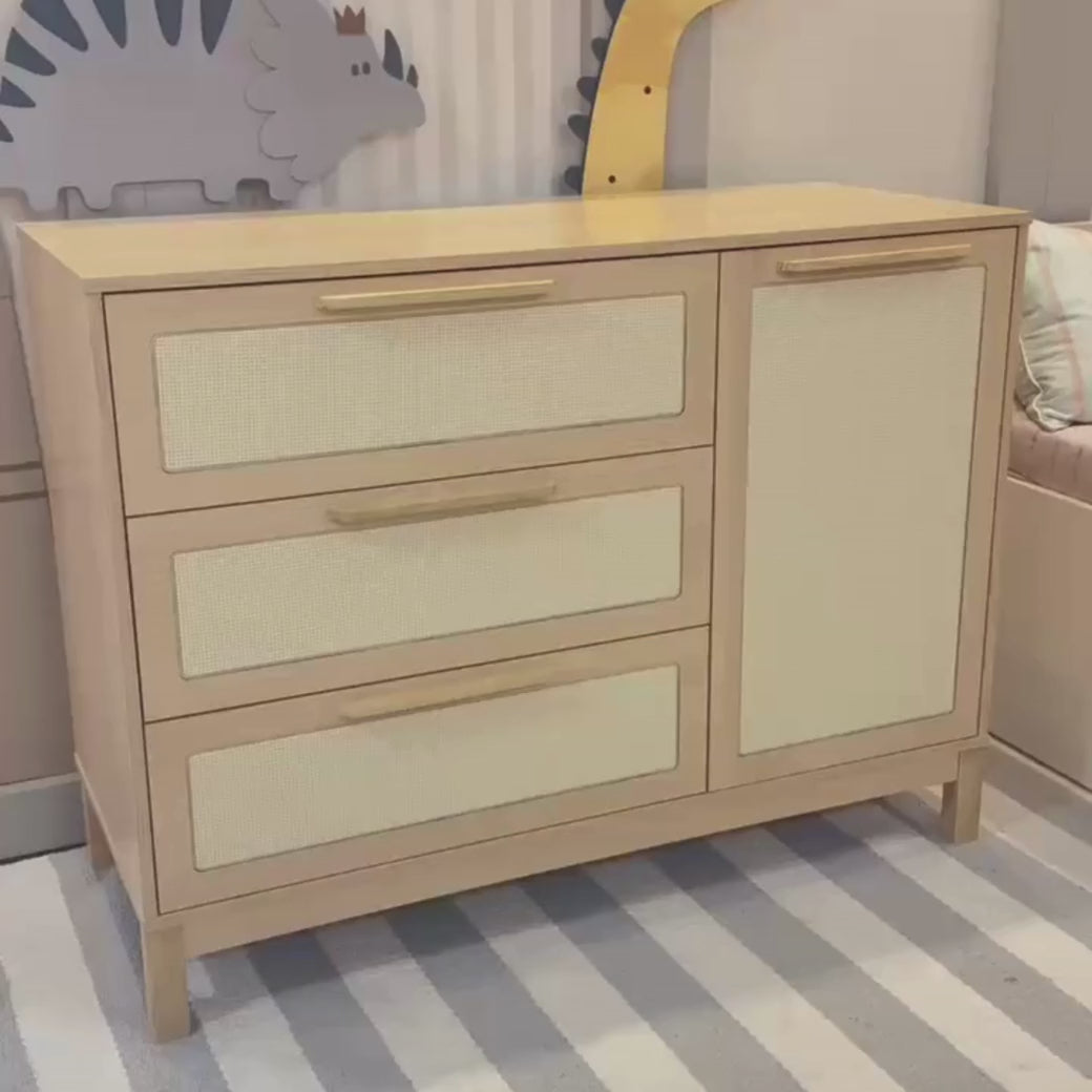 Cômoda Indy com Porta e Palhinha – Organização com Charme Natural no Quarto Infantil