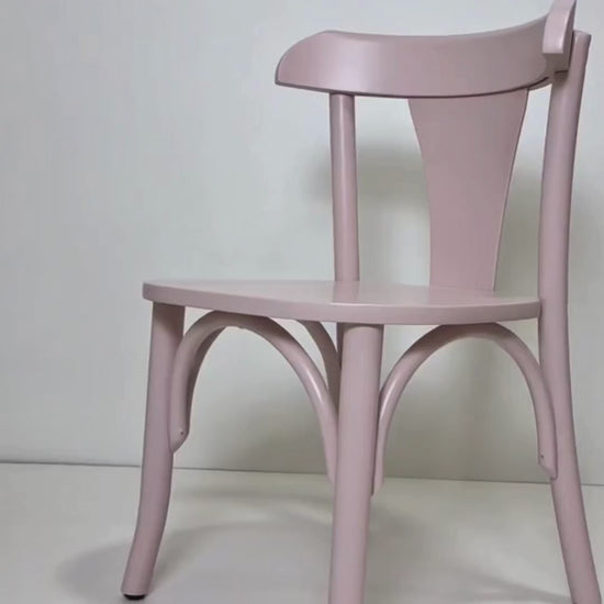 Vídeo mostrando os detalhes da cadeirinha infantil de madeira rosa vintage