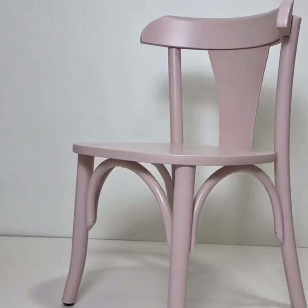 Vídeo mostrando os detalhes da cadeirinha infantil de madeira rosa vintage