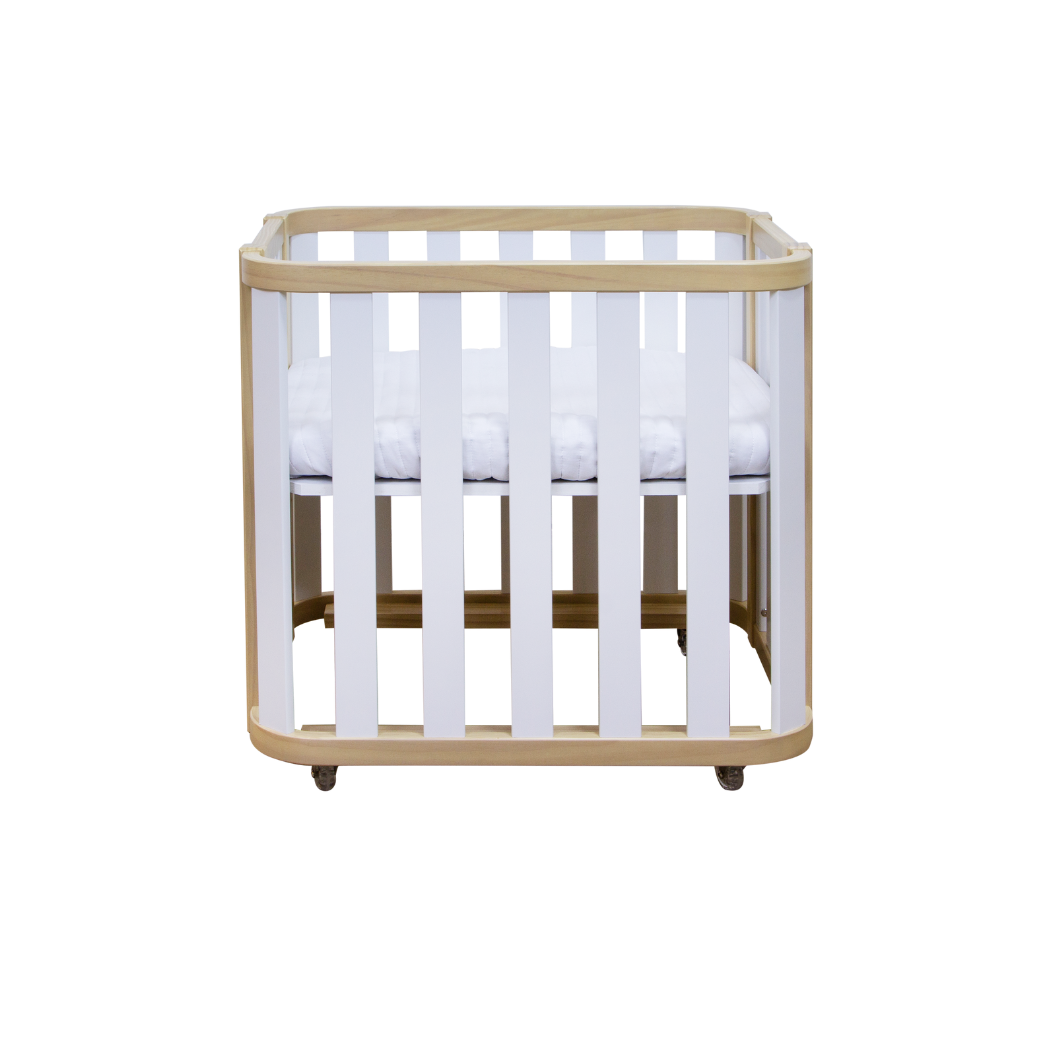 Mini Berço com Colchão e Rodízios Loop Branco com Madeira